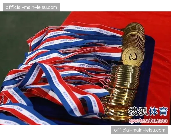 终场哨响，上海队洛夫顿高举奖杯与队友相拥庆祝