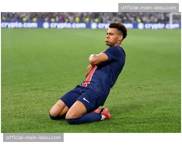 巴黎圣日耳曼3-1逆转里昂登顶，登贝莱传射建功