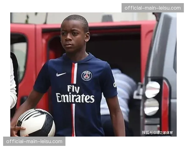 消息：雷恩19岁青训中场因在训练中展现出的卓越“压迫预判”而获得一线队续约合同