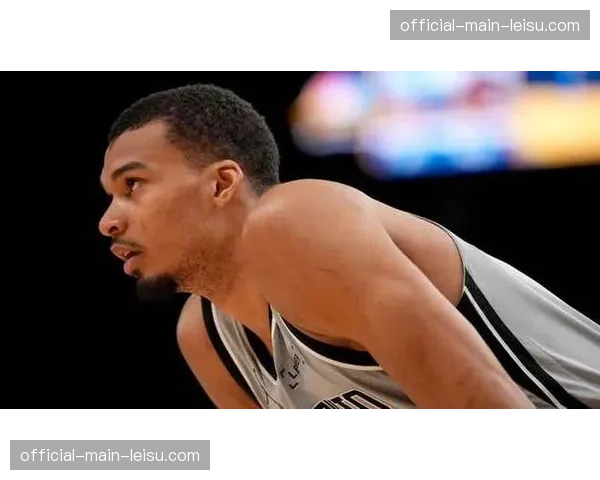 特写：维克托-文班亚马在法国家乡通过大屏幕观看马刺季后赛